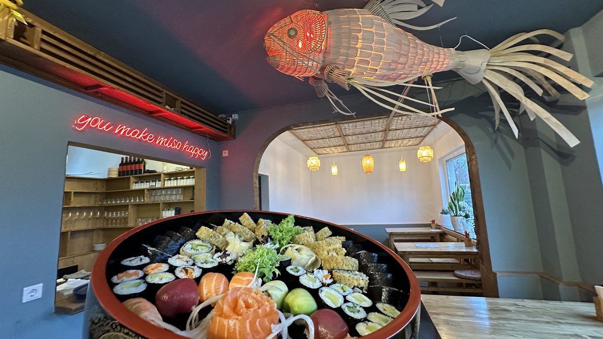 Innenraum des Nami mit Sitznischen, Lampen und Deko-Fisch