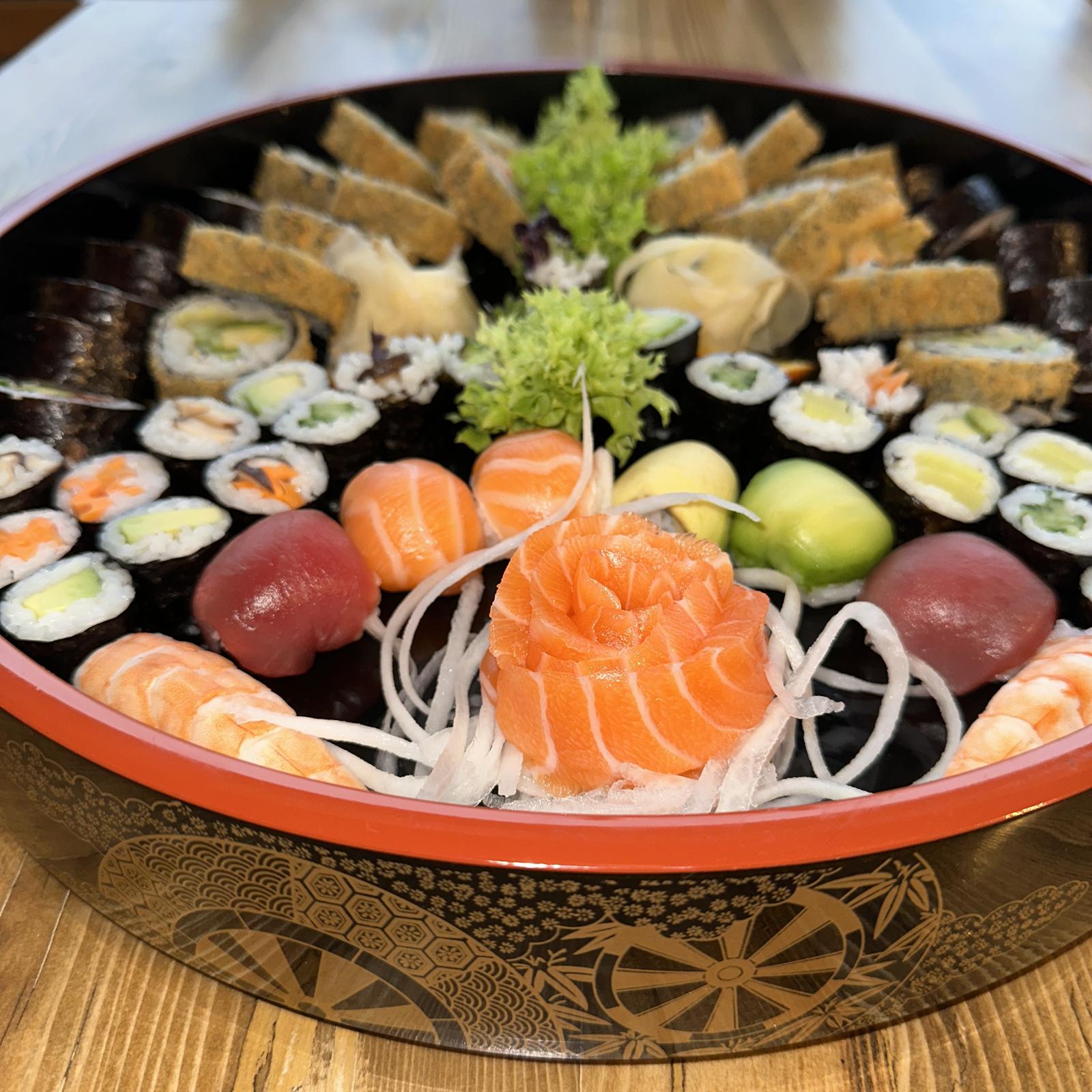 Sushi-Platte mit Nigiri, Maki und Lachs-Sashimi